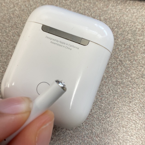 Apple Airpods 2 ‼️PLEASE READ‼️ - Picture 4 of 9